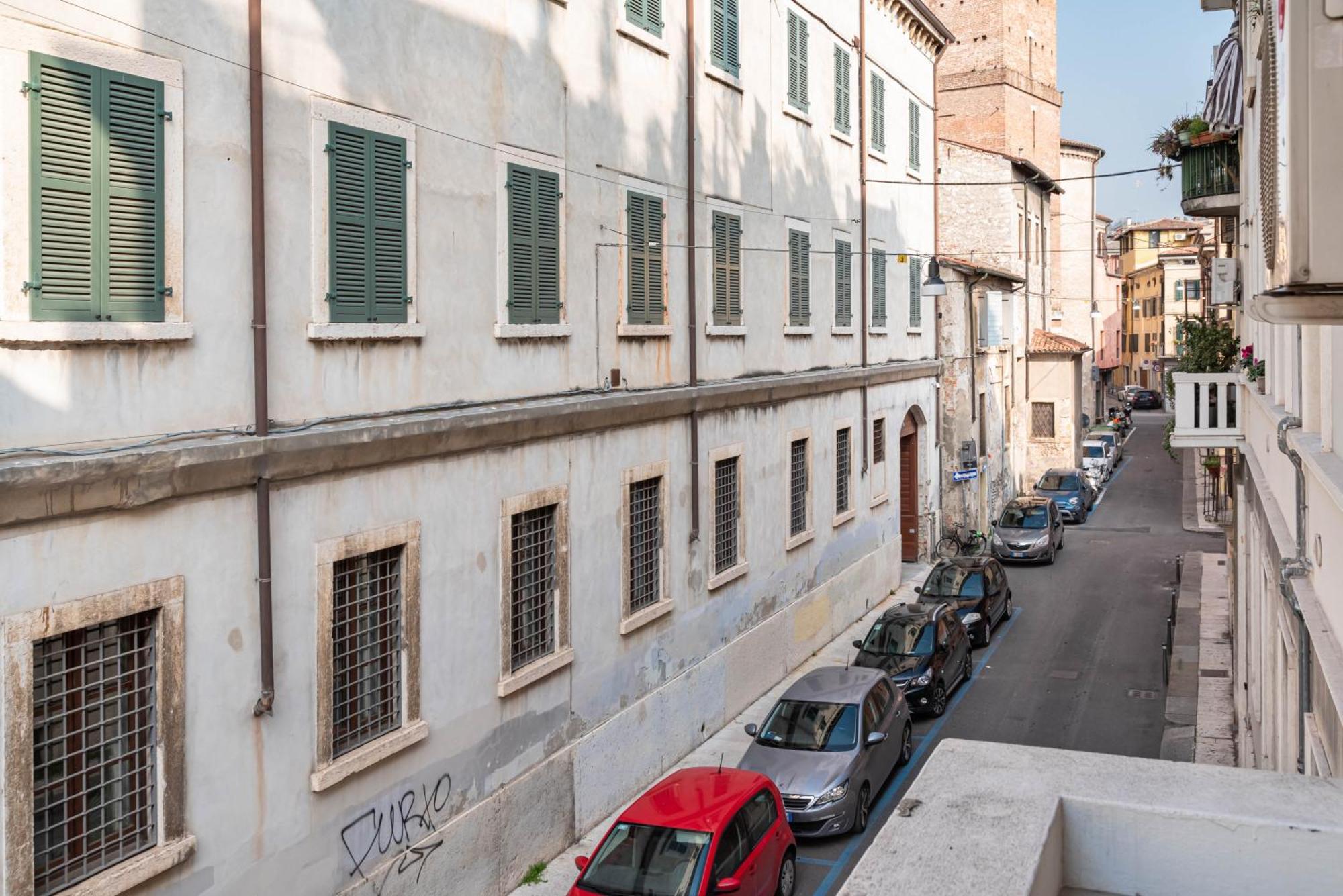 Piazza Isolo Central Apartment Verona Dış mekan fotoğraf